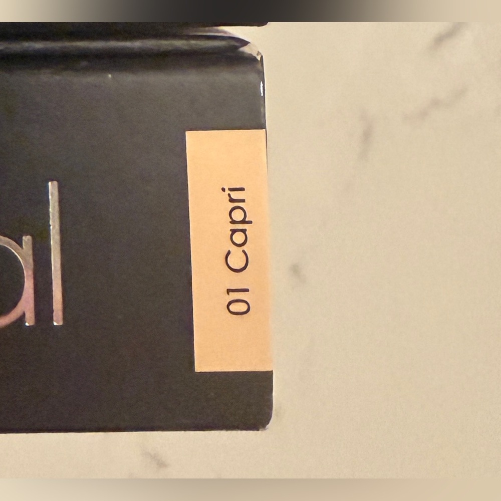 Rodial Glass Tint Moisturizer in Capri (01) -hyaluronic acid, tripeptide-3 - Picture 2 of 3